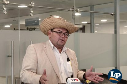El senador Suárez en conferencia de prensa