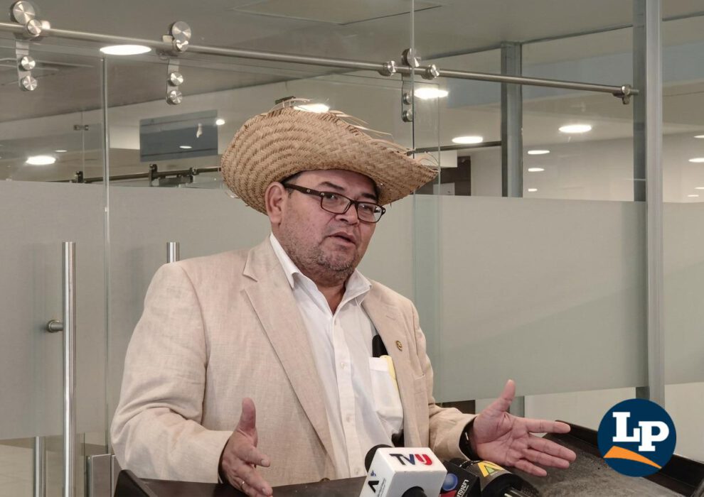 El senador Suárez en conferencia de prensa