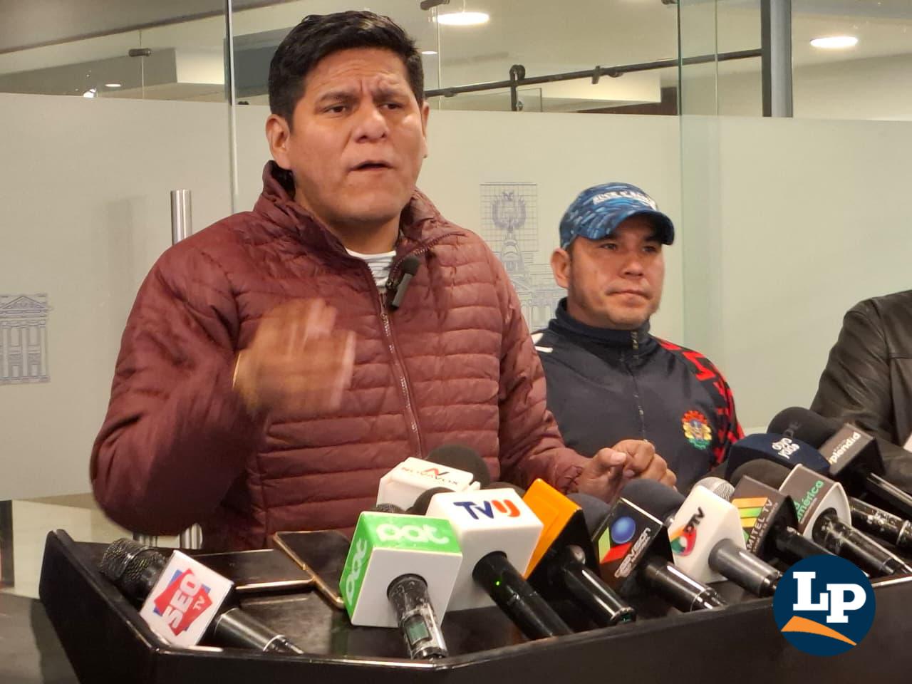 El diputado Pacheco en conferencia de prensa