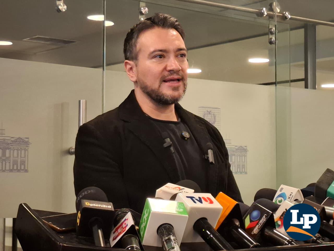 El diputado Reyes en conferencia de prensa