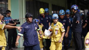 Personal de emergencia trasladando heridos