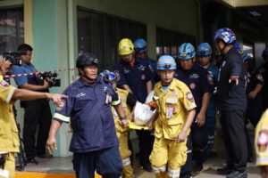 Personal de emergencia trasladando heridos