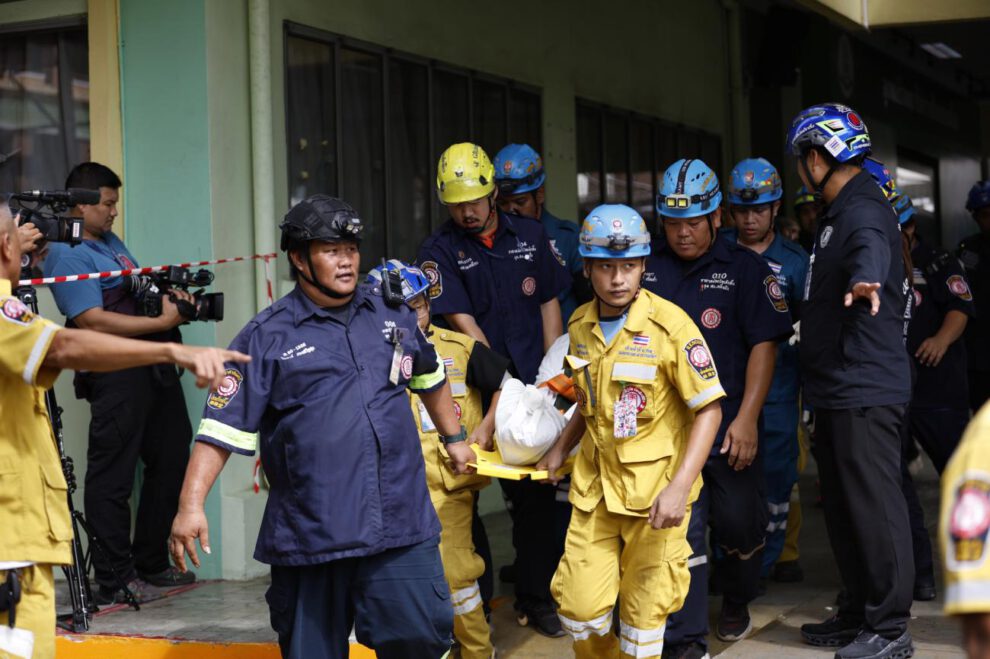 Personal de emergencia trasladando heridos