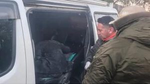 Policías inspeccionando un vehículo