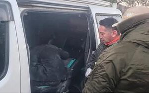 Policías inspeccionando un vehículo
