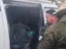Policías inspeccionando un vehículo