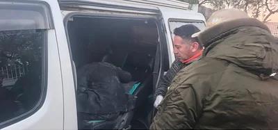 Policías inspeccionando un vehículo