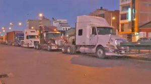 Extensas filas de vehículos de alto tonelaje en El Alto