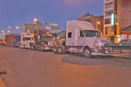 Extensas filas de vehículos de alto tonelaje en El Alto