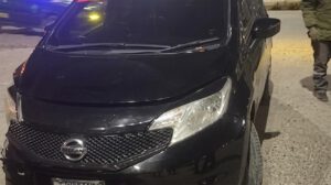 Automóvil negro con daños en la parte delantera