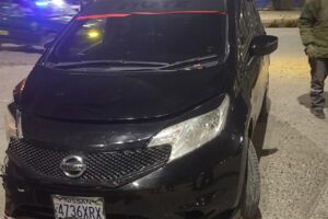 Automóvil negro con daños en la parte delantera