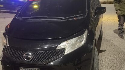 Automóvil negro con daños en la parte delantera