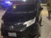 Automóvil negro con daños en la parte delantera