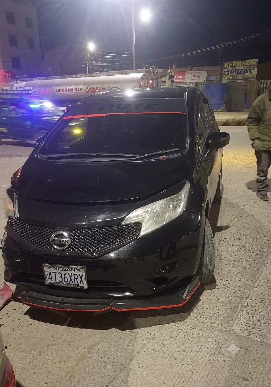 Automóvil negro con daños en la parte delantera