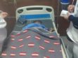 Personal médico evalúa el estado del niño