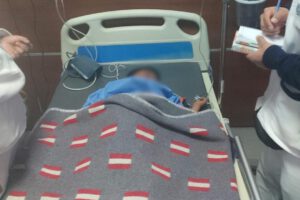 Personal médico evalúa el estado del niño