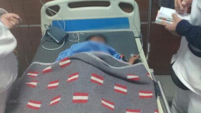Personal médico evalúa el estado del niño