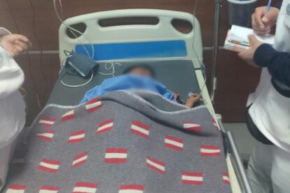 Personal médico evalúa el estado del niño