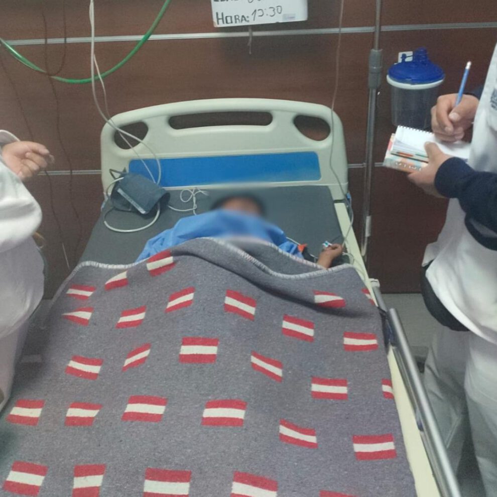 Personal médico evalúa el estado del niño