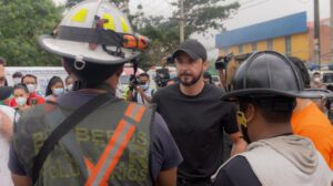 El gobernador Juan Pablo Velasco