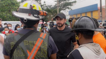 El gobernador Juan Pablo Velasco