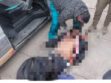 Personal policial examina el cuerpo del fallecido
