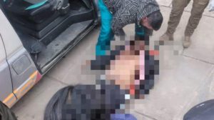 Personal policial examina el cuerpo del fallecido