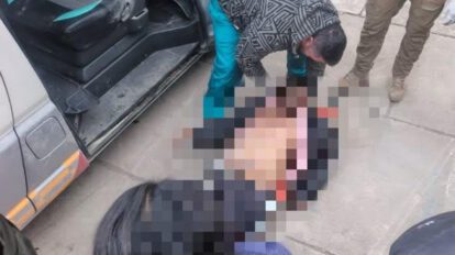 Personal policial examina el cuerpo del fallecido