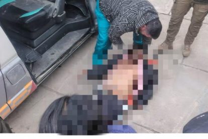 Personal policial examina el cuerpo del fallecido