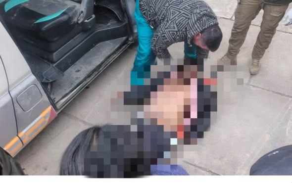 Personal policial examina el cuerpo del fallecido