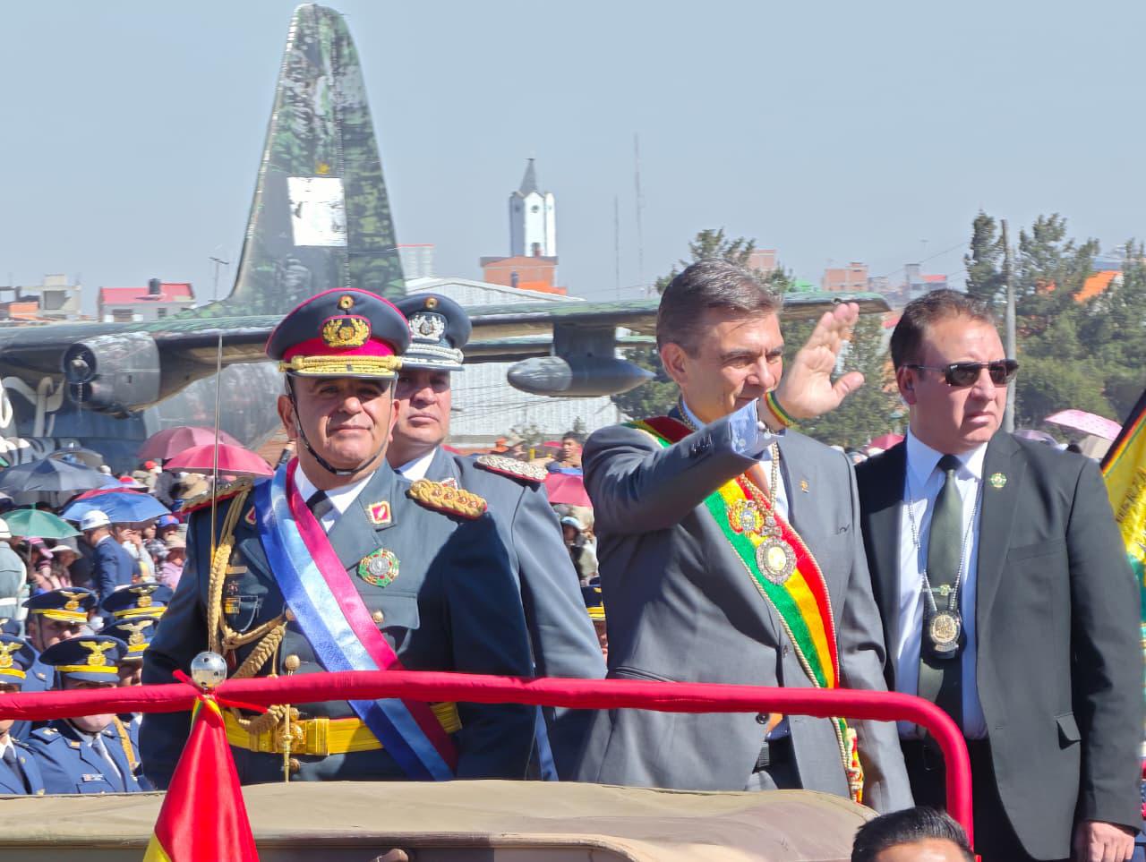 El presidente Rodrigo Paz Pereira y el mando militar