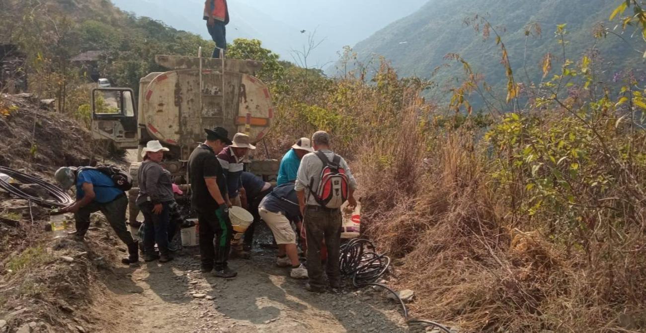 Efectivos militares y bomberos voluntarios