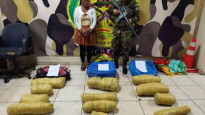 La aprehendida junto a los 12 paquetes de marihuana