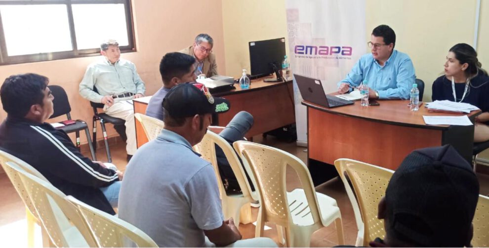 Autoridades de Emapa e integrantes de gremios trigueros