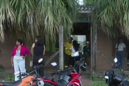 Una casa con personas y palmeras