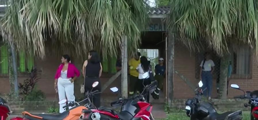 Una casa con personas y palmeras