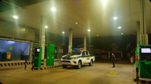 Un auto de policía en una estación de servicio
