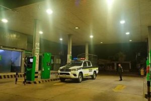 Un auto de policía en una estación de servicio