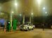 Un auto de policía en una estación de servicio