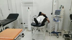 Un hombre en camilla de hospital