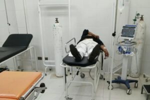 Un hombre en camilla de hospital