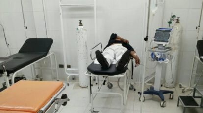 Un hombre en camilla de hospital