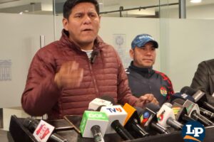 El diputado Pacheco en conferencia de prensa