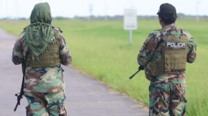 Efectivos de la Policía Boliviana en un operativo