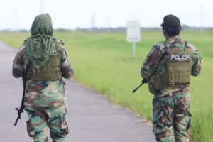 Efectivos de la Policía Boliviana en un operativo