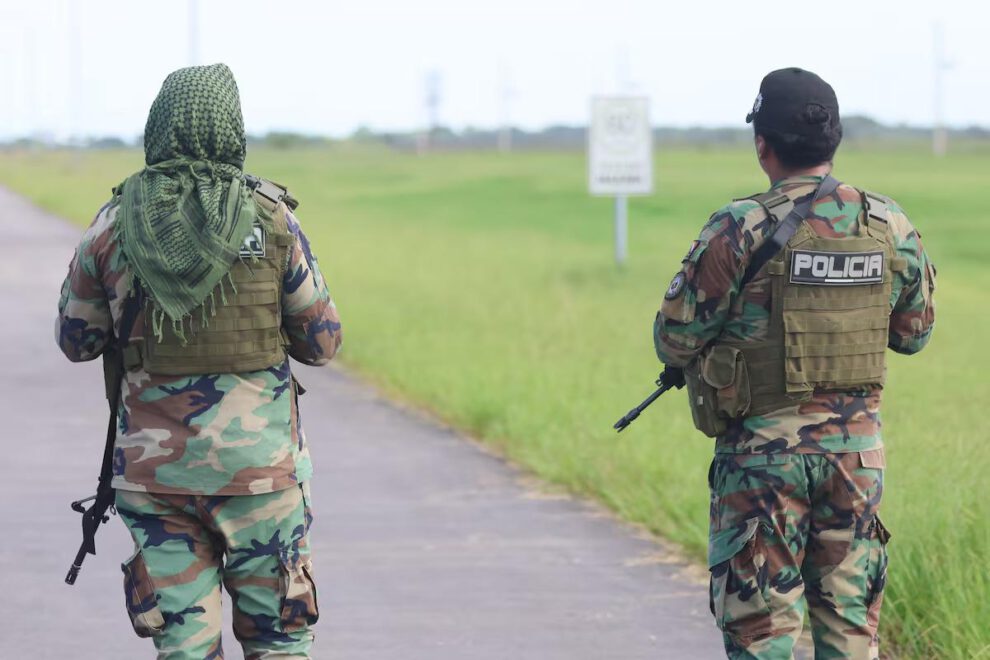 Efectivos de la Policía Boliviana en un operativo
