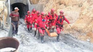 Bomberos sacando un cadaver