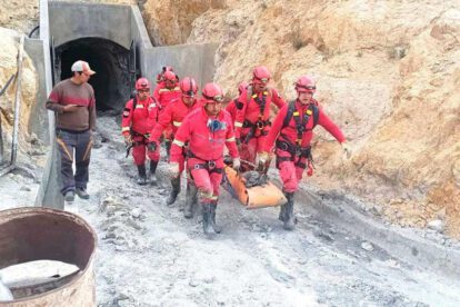 Bomberos sacando un cadaver
