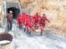 Bomberos sacando un cadaver