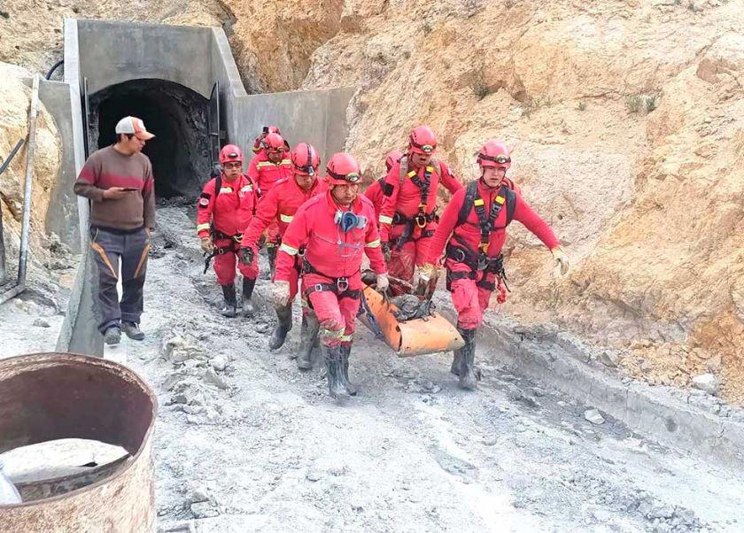 Bomberos sacando un cadaver